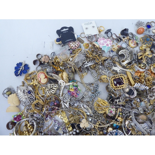 160 - Costume jewellery: to include necklaces, rings and bangles