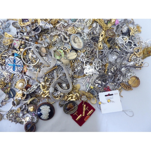 160 - Costume jewellery: to include necklaces, rings and bangles