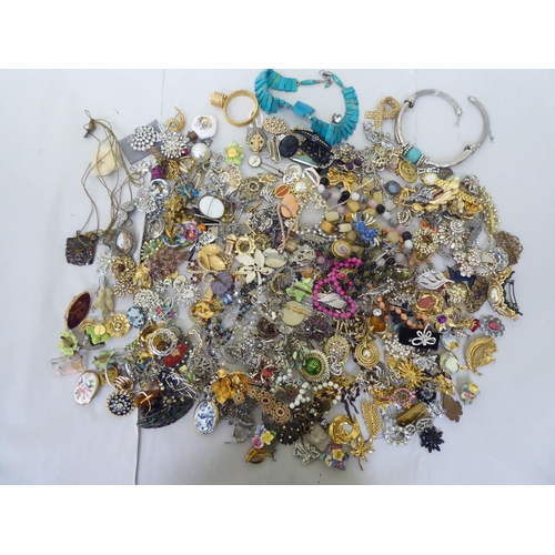 165 - Costume jewellery: to include necklaces, rings and bangles