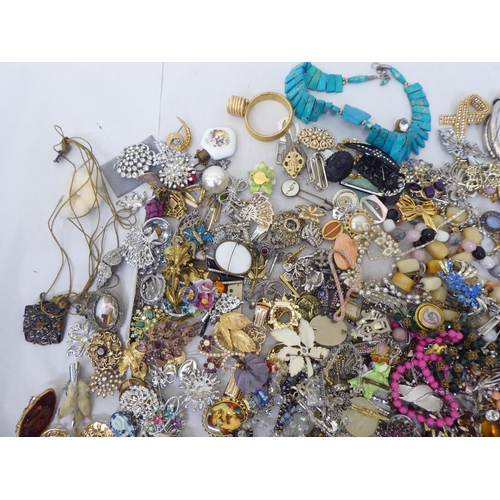 165 - Costume jewellery: to include necklaces, rings and bangles