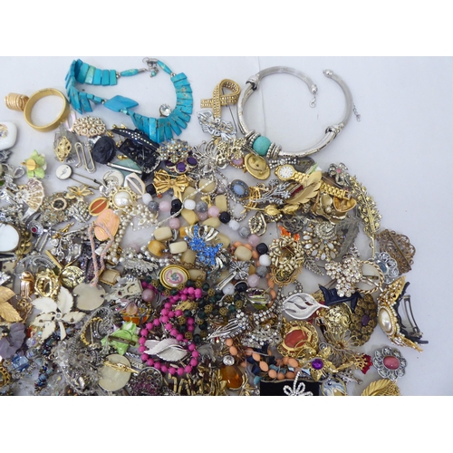 165 - Costume jewellery: to include necklaces, rings and bangles