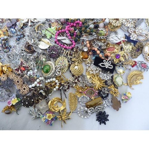 165 - Costume jewellery: to include necklaces, rings and bangles