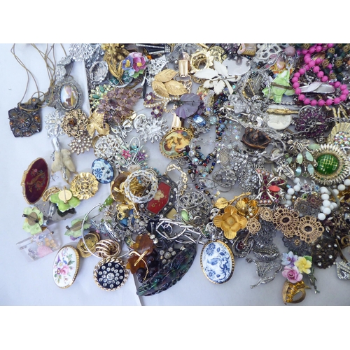 165 - Costume jewellery: to include necklaces, rings and bangles