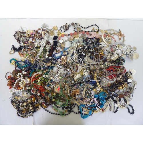 170 - Costume jewellery: to include necklaces, rings and bangles