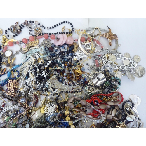 170 - Costume jewellery: to include necklaces, rings and bangles