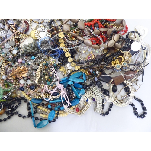 170 - Costume jewellery: to include necklaces, rings and bangles