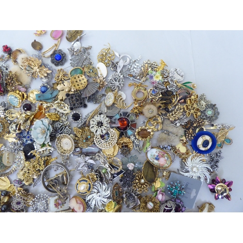 175 - Costume jewellery: to include necklaces, rings and bangles