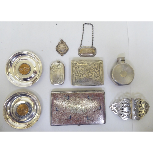 177 - Silver and EPNS collectables: to include a hip flask; and a profusely decorated cigarette case