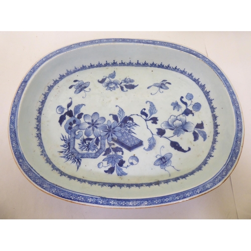 179 - 18thC Chinese porcelain: to include a rectangular plate, decorated with hunting figures  12