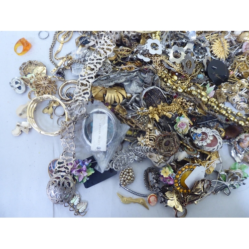 180 - Costume jewellery: to include necklaces, rings and bangles