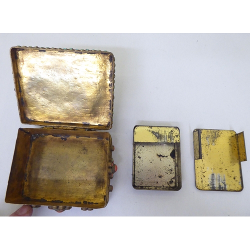 184 - A mixed lot: to include an Indian yellow metal box set with turquoise and coral beads  3.5