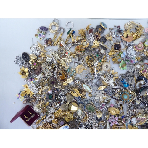 190 - Costume jewellery: to include necklaces, rings and bangles