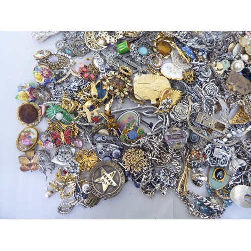 195 - Costume jewellery: to include necklaces, rings and bangles