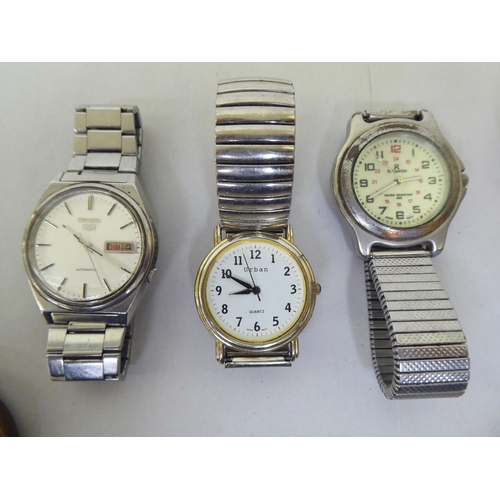 221 - Wristwatches: to include a Seiko 5 automatic bracelet watch, faced by a baton dial