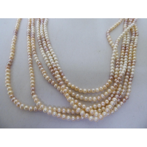 260 - A pearl necklace, consisting of multiple strands