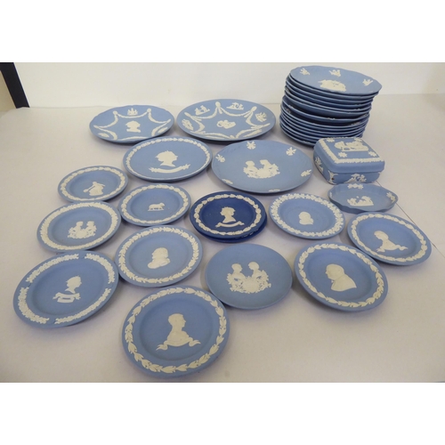 271 - Wedgwood Jasperware: to include Christmas plates; and a jewellery box  2