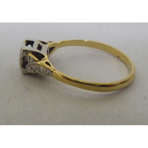 300 - An 18ct gold diamond solitaire ring