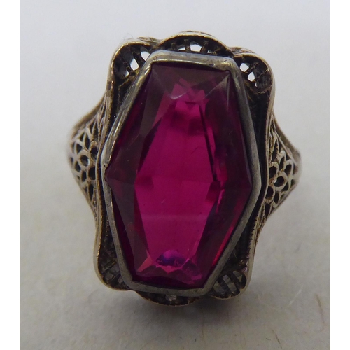 301 - A 14ct gold Art Deco design ring, set with a synthetic ruby