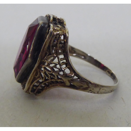 301 - A 14ct gold Art Deco design ring, set with a synthetic ruby