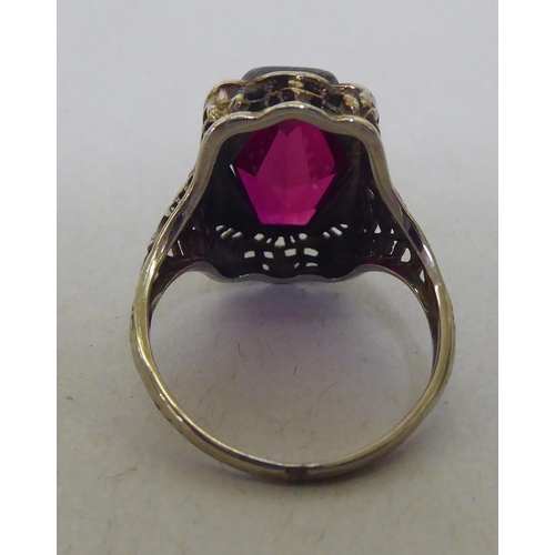 301 - A 14ct gold Art Deco design ring, set with a synthetic ruby