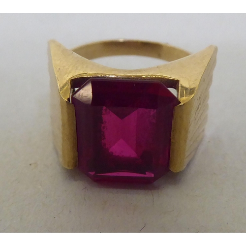 304 - A 9ct gold ring, set with a synthetic ruby