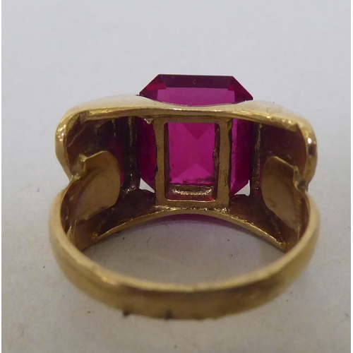 304 - A 9ct gold ring, set with a synthetic ruby