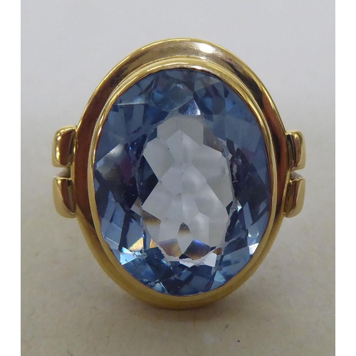 318 - A 14ct gold cocktail ring, set with blue topaz