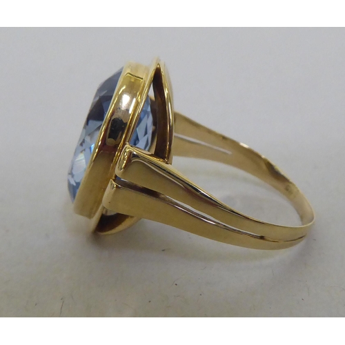 318 - A 14ct gold cocktail ring, set with blue topaz