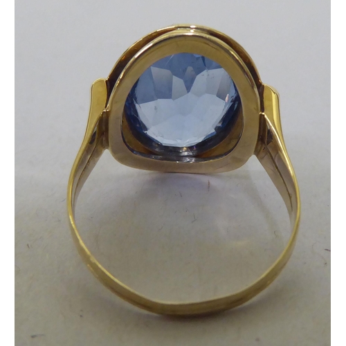 318 - A 14ct gold cocktail ring, set with blue topaz