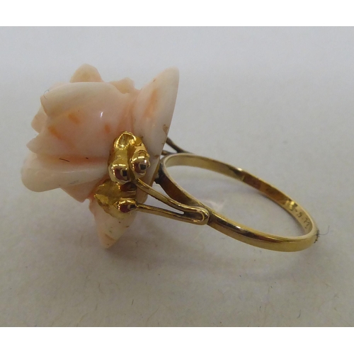 322 - An 18ct gold ring, set with a flower design bezel