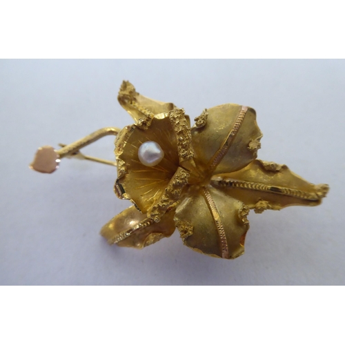 360 - An 18ct gold brooch, fashioned as a lily, set with a seed pearl