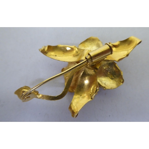 360 - An 18ct gold brooch, fashioned as a lily, set with a seed pearl