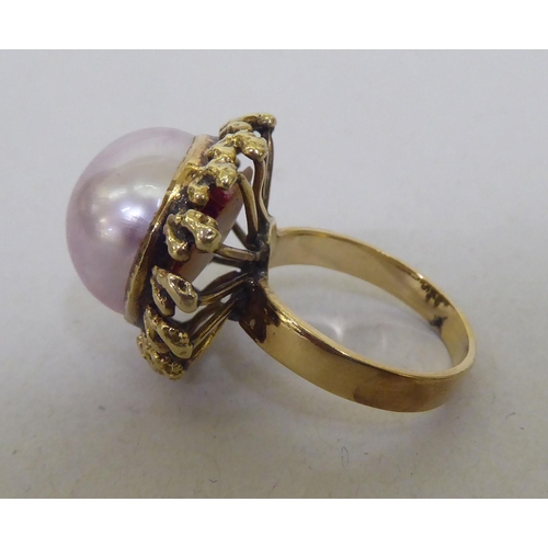 361 - An 18ct pink mabe pearl set ring