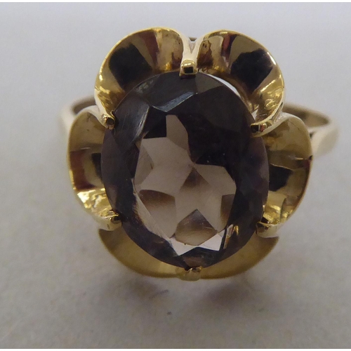 365 - A 9ct gold smoky quartz set ring