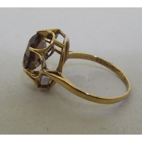 365 - A 9ct gold smoky quartz set ring