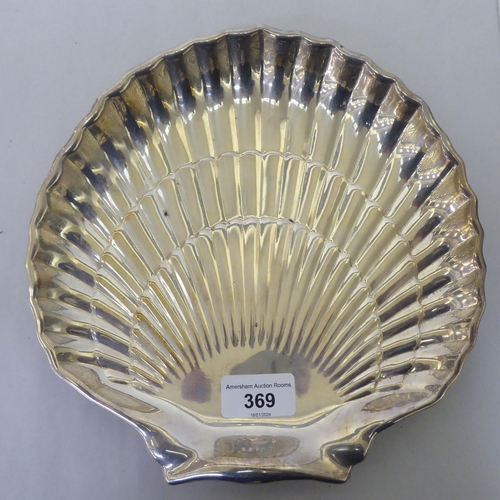 369 - A silver Oyster dish, fashioned as a shell  marks indistinct  9