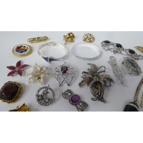 43 - Costume jewellery and brooches: to include one featuring a pair of ballet shoes 