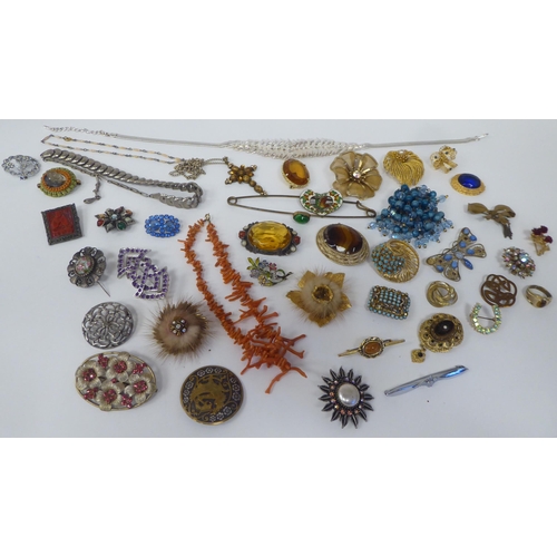 78 - Costume jewellery: to include white and yellow metal necklets and brooches 