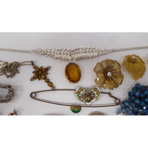 78 - Costume jewellery: to include white and yellow metal necklets and brooches 