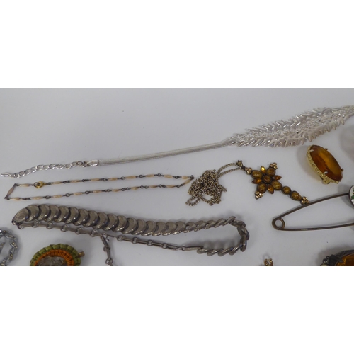 78 - Costume jewellery: to include white and yellow metal necklets and brooches 