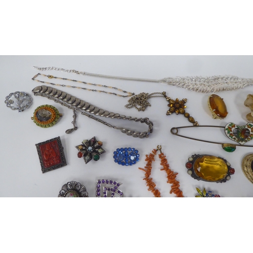 78 - Costume jewellery: to include white and yellow metal necklets and brooches 