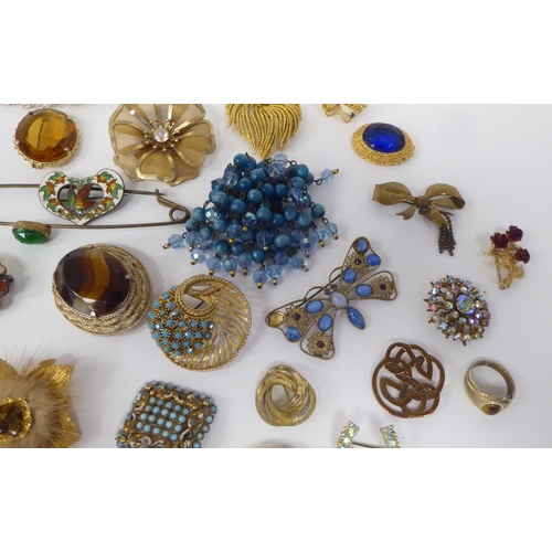 78 - Costume jewellery: to include white and yellow metal necklets and brooches 