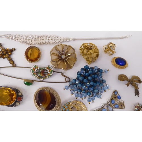 78 - Costume jewellery: to include white and yellow metal necklets and brooches 