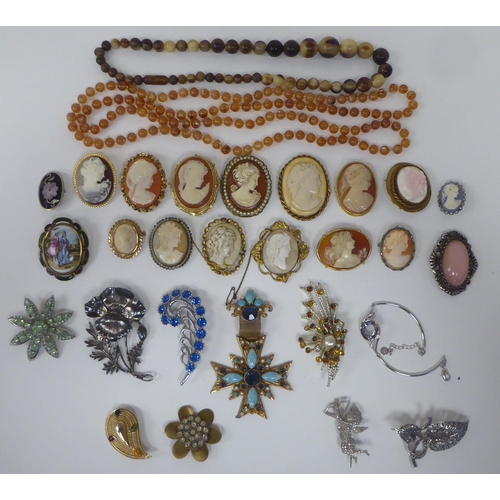 83 - Costume jewellery: to include bead necklaces and white and yellow metal brooches 