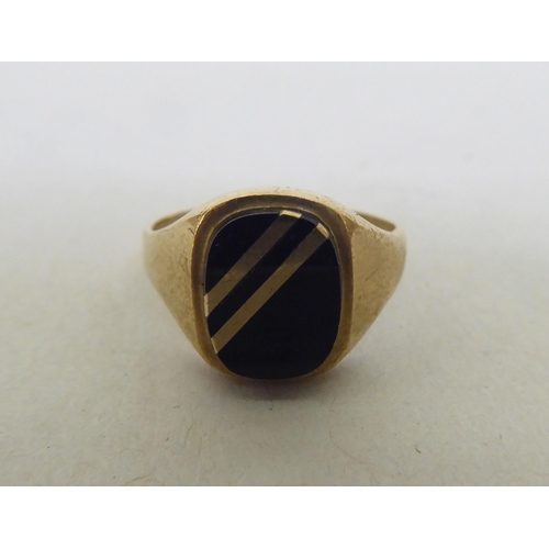 87 - A 9ct gold signet ring