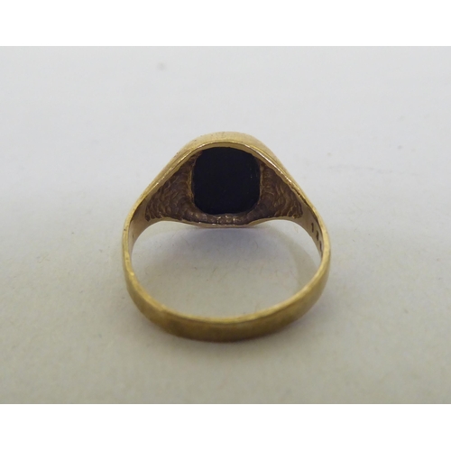 87 - A 9ct gold signet ring