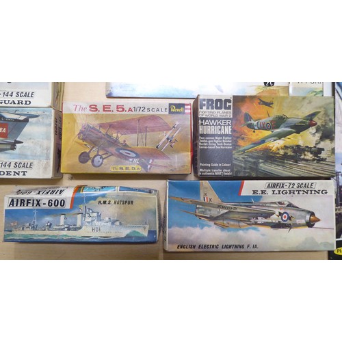 290 - Airfix model kits: to include a Wellington; a Lancaster B1; and The HMS Hotspur  completeness not gu... 