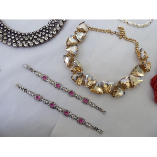 101 - Costume jewellery: to include bangles and necklaces