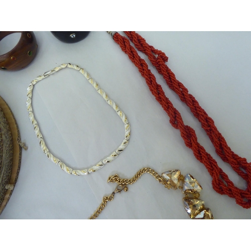 101 - Costume jewellery: to include bangles and necklaces