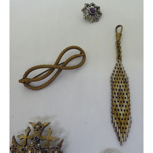 106 - Costume jewellery: to include brooches and necklaces